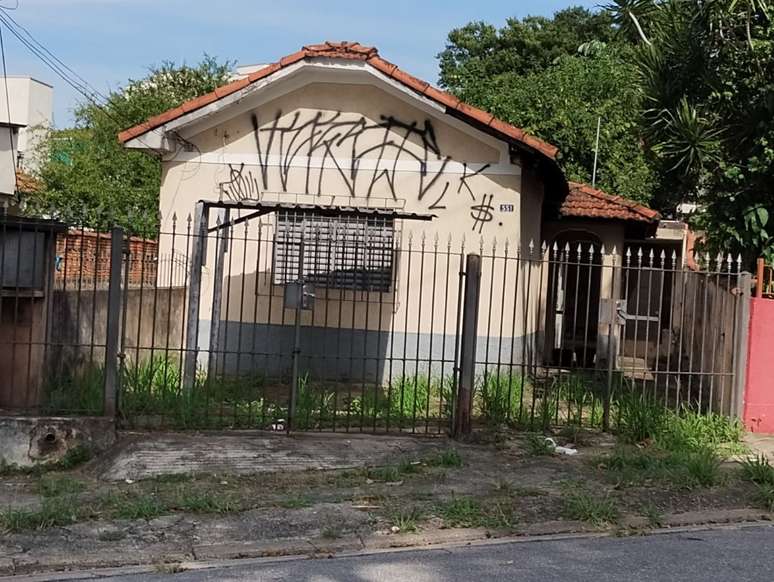 Casa abandonada na rua Custódio Serrão, 551. O fundo do terreno, cheio de entulho e mato, faz divisa com três residências onde os moradores pegaram dengue