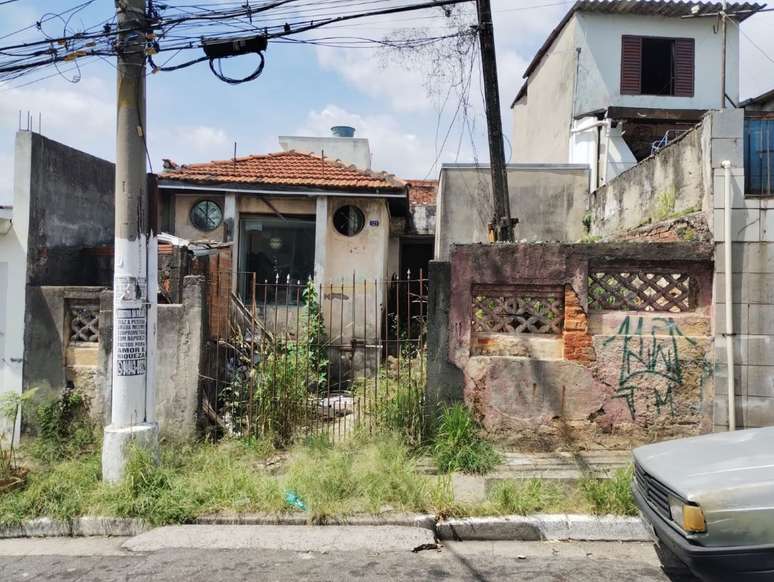 Casa abandonada na rua Coronel Virgílio dos Santos, 121, onde funcionava um alfaiate. Três vizinhos pegaram dengue