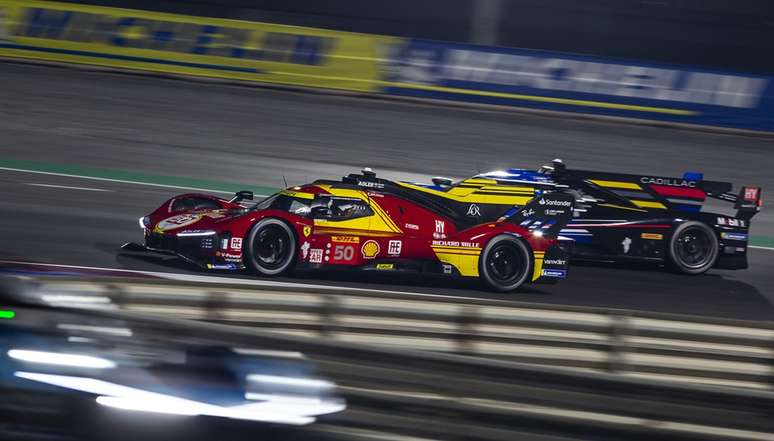 Ferrari ultrapassando a Cadillac durante testes no Catar. A temporada 2024 do FIA WEC promete fortes emoções