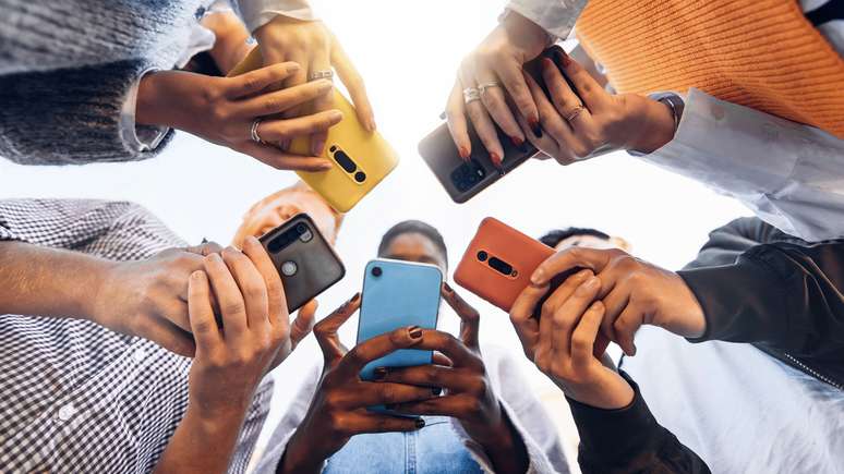 Em algumas escolas, jovens estão proibidos de usar celular