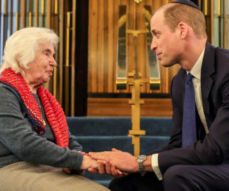 Príncipe William encontra a sobrevivente do holocausto Renee Salt, de 94 anos, em sinagoga de Londres 