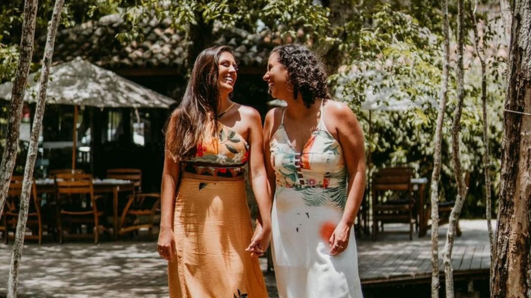 Bruna e Nayara estão juntas há 12 anos e compartilham dicas de viagem para a comunidade LGBTQIA+ nas redes sociais