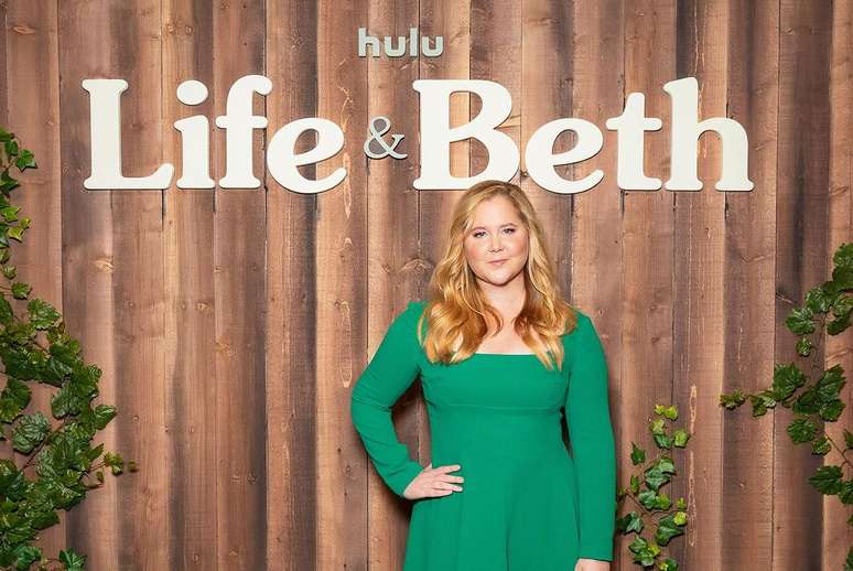 A atriz Amy Schumer durante eventos de divulgação da série "Life & Beth"