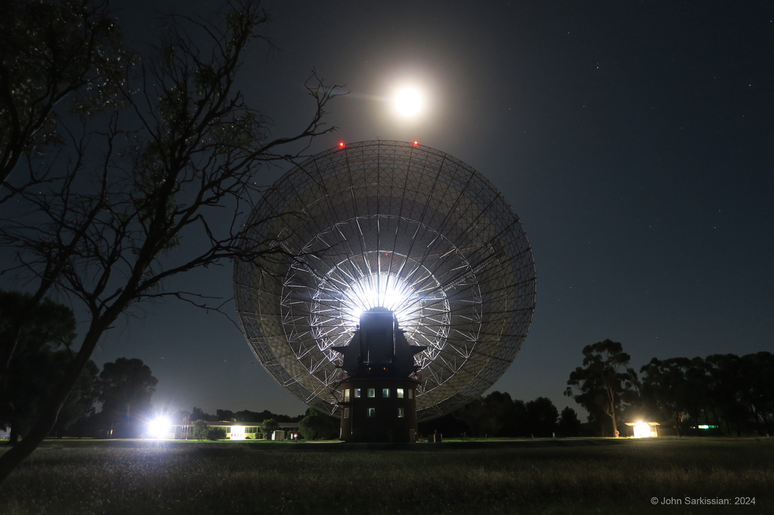 Antena Murriyang, na Austrália (Imagem: Reprodução/John Sarkissian (ATNF Parkes Radio Observatory)