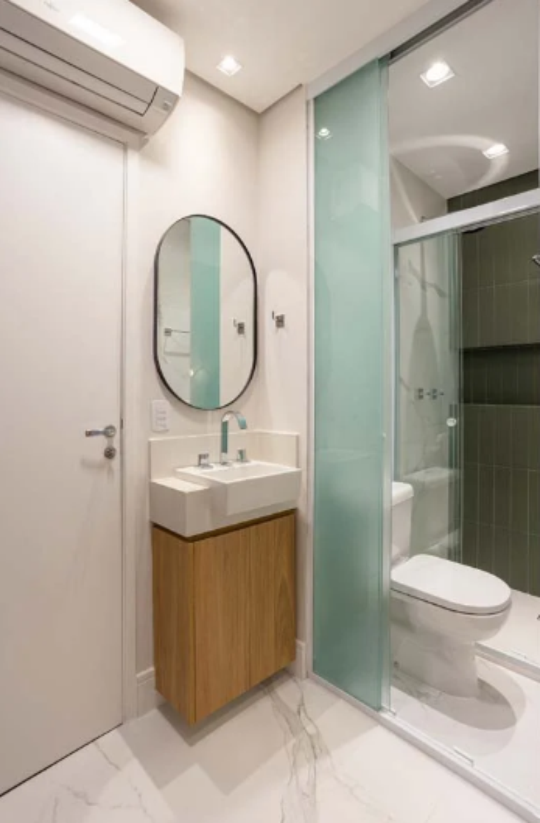 9. Transforme seu banheiro pequeno com uma cuba de semi-encaixe e armário suspenso – Projeto: Rafaella Grasnoff – Loft 7 Arquitetura | Foto: Dam Mol