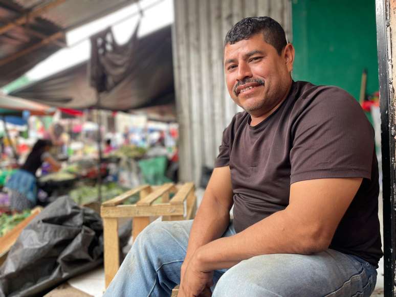 Salvador Lima é um "bultero" no mercado Colón, em Santa Ana