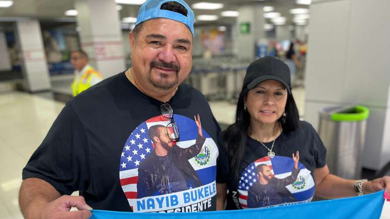 Moisés Bazán e sua esposa quando desembarcaram no aeroporto de El Salvador, em 1º de fevereiro de 2024