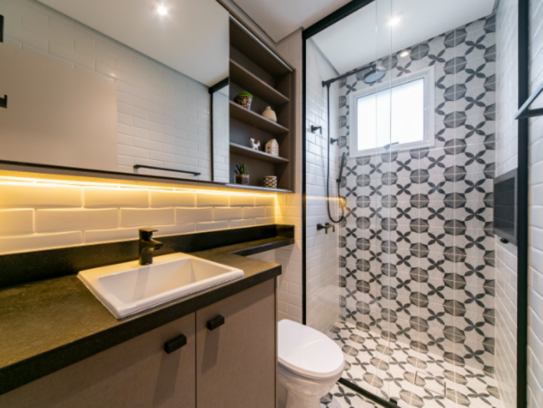 14. Pia para banheiro pequeno de cerâmica é um dos modelos mais populares –Projeto: AGT Arquitetura – Bianca Agustinetti | Foto: @arquitturafotografica