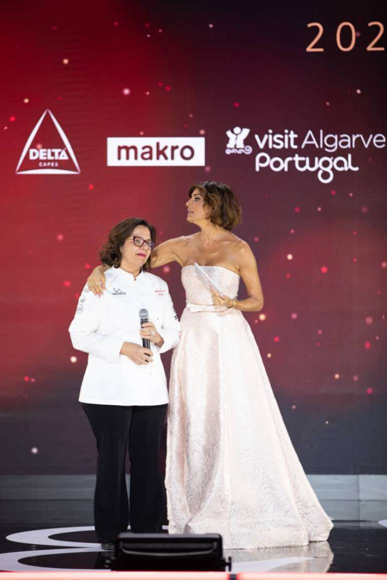 Noélia Jerónimo recebe o carinho da apresentadora Catarina Furtado na Gala Michelin Portugal.