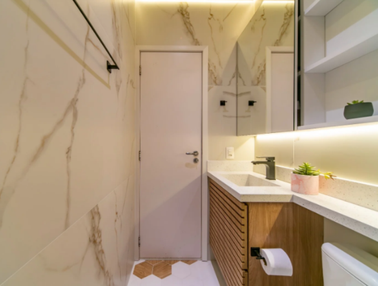 15. Pia para banheiro pequeno esculpida + revestimento marmorizado – Projeto: AGT Arquitetura – Bianca Agustinetti | Foto: @arquitturafotografica