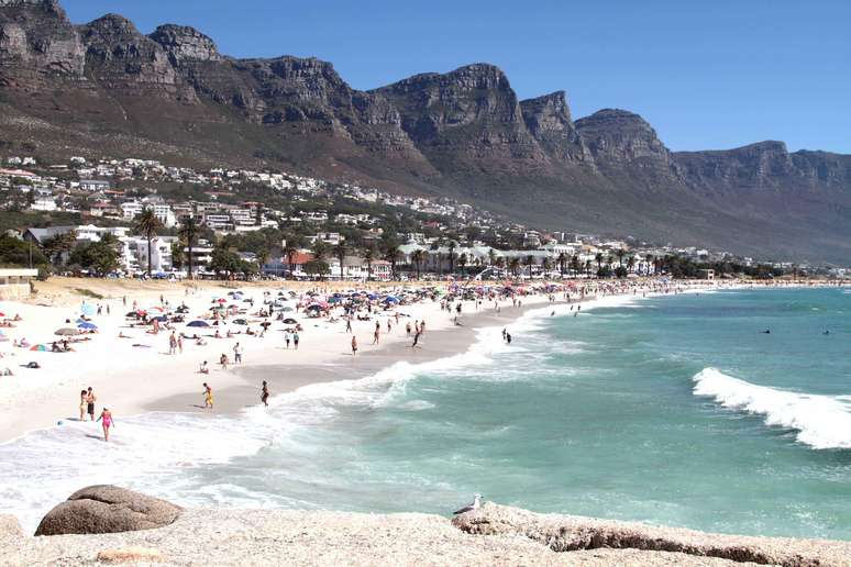 Com o visual dos Doze Apóstolos, Camps Bay é a praia mais badalada da Cidade do Cabo