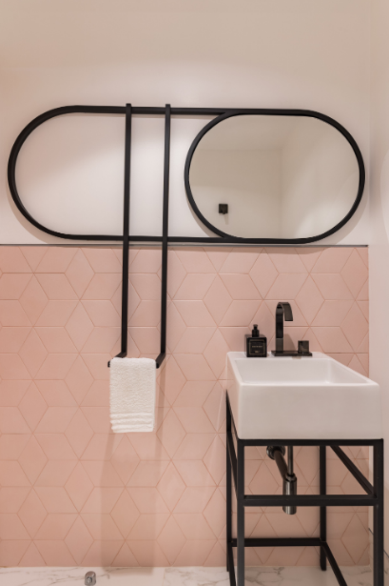 25. Este lavabo tem uma serralharia que cria uma conexão com os metais da Deca – Projeto: Gabriela Prado | Foto: @klfotografia