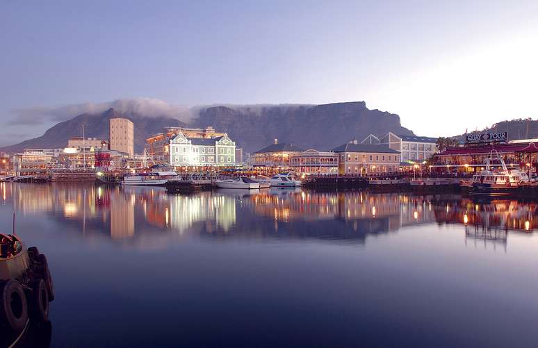 Victoria and Alfred Waterfront: hotéis, restaurantes, shoppings e mercados à beira d'água. Sem esquecer, claro, da Table Mountain lá no fundo
