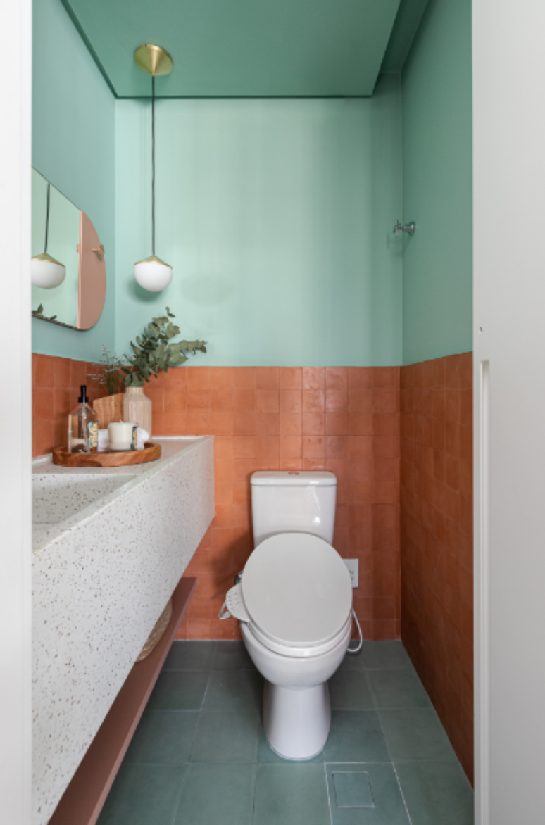 27. Pias com linhas retas e design minimalista ajudam a manter a simplicidade em banheiros pequenos – Projeto: Duda Senna | Foto: Gisele Rampazzo