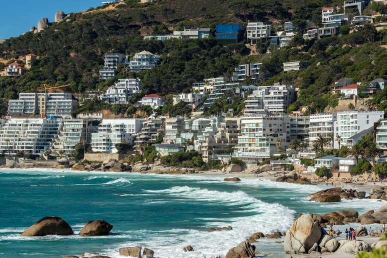 Clifton é um dos bairros mais caros da Cidade do Cabo - afinal, quem não quer um apartamento assim, pertinho do mar?