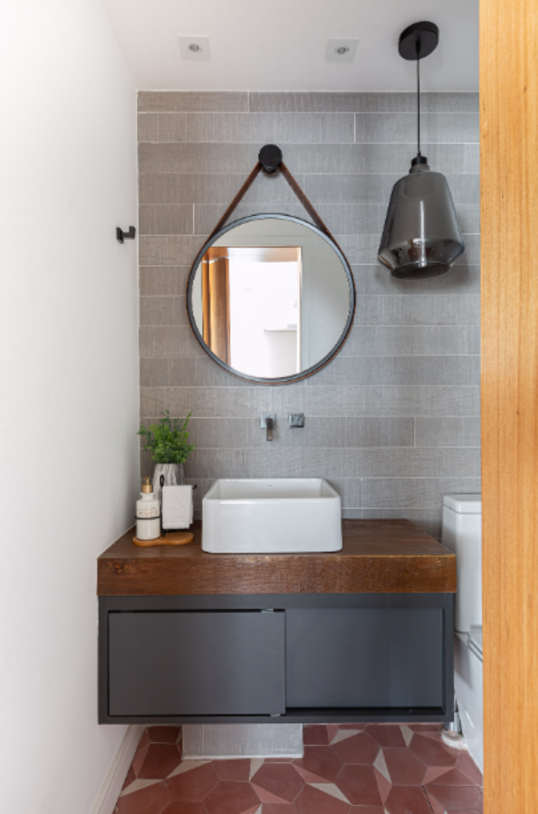 12. Pia para banheiro pequeno retangular + bancada de madeira com gabinete suspenso preto – Projeto: Duda Senna Arquitetura | Foto: Gisele Rampazzo
