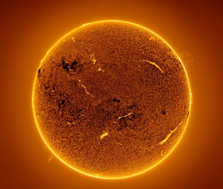 Grandes arcos de plasma apareceram temporariamente sobre a superfície solar. O fenômeno foi registrado pelo astrofotógrafo Eduardo Schaberger Poupeau 