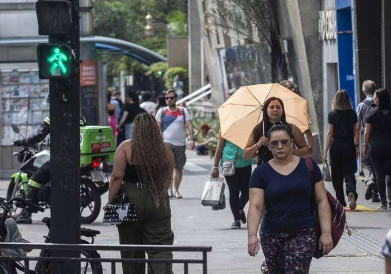 Relógios na Avenida Paulista marcando temperatura acima de 30º em dia de forte calor na cidade de São Paulo.
