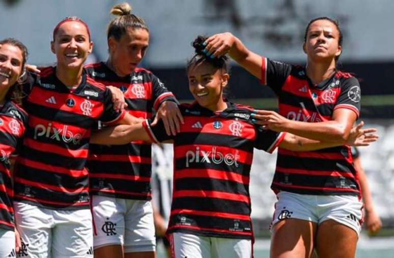 Divulgação Paula Reis/Flamengo - Legenda: Gisseli comemora um dos seus dois gols contra o Botafogo