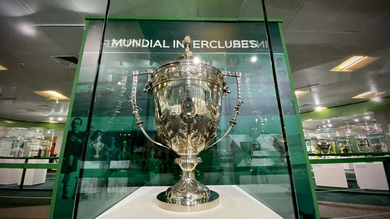 A Taça da Copa Rio de 1951 exposta na sala de troféus do Verdão, no Allianz Parque. 