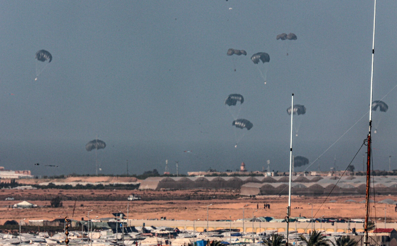EUA fazem 1º lançamento aéreo de ajuda humanitária em Gaza 