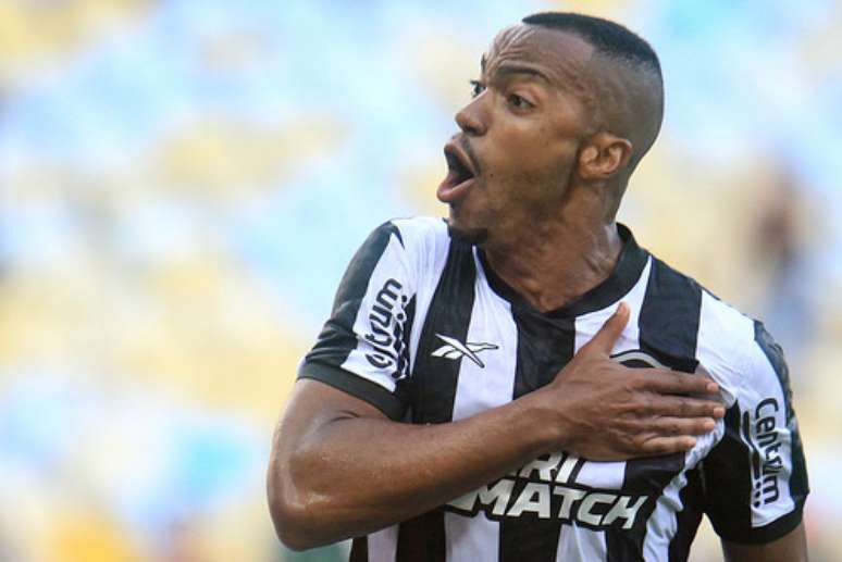 Marlon Freitas comemora gol marcado 