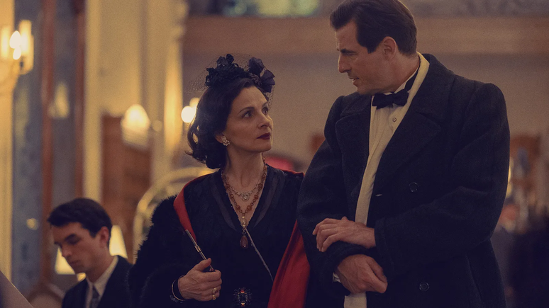Chanel (Juliette Binoche, na produ&ccedil;&atilde;o) teve um longo caso com Hans G&uuml;nther von Dincklage, um agente nazista (Claes Bang)
