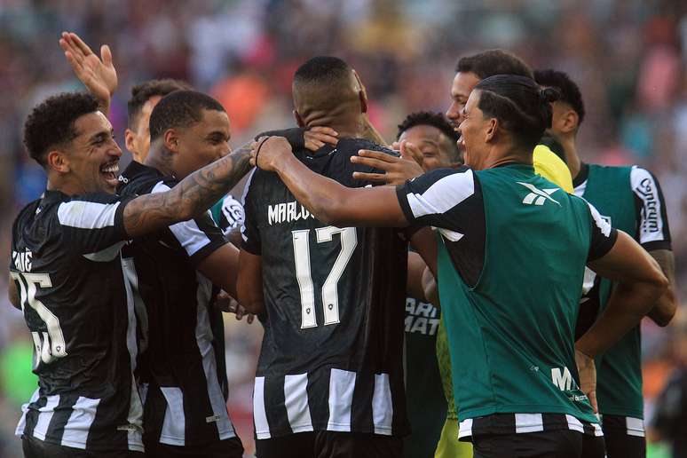 Jogadores do Botafogo comemorando um dos gols de Marlon Freitas. 