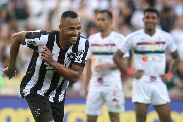 Marlon Freitas comemorando o terceiro gol do Botafogo. 