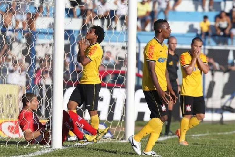 Jogadores do Corinthians lamentaram eliminação na fase de grupos do Paulistão de 2014