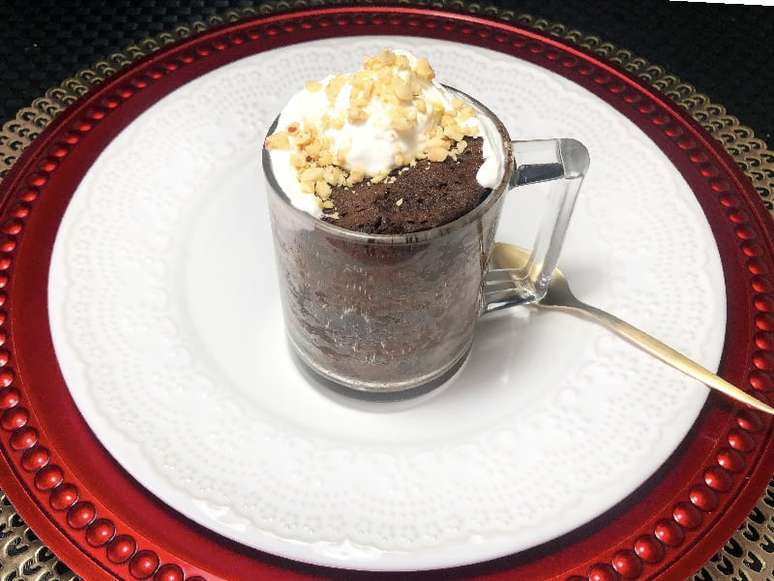 Low carb mug cake: without flour, sugar and guilt
