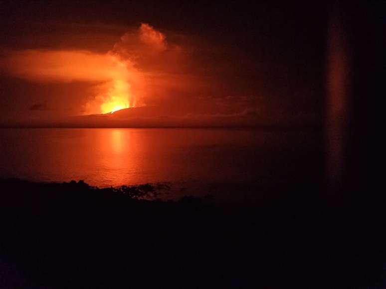 O vulc&atilde;o La Cumbre expelindo lava