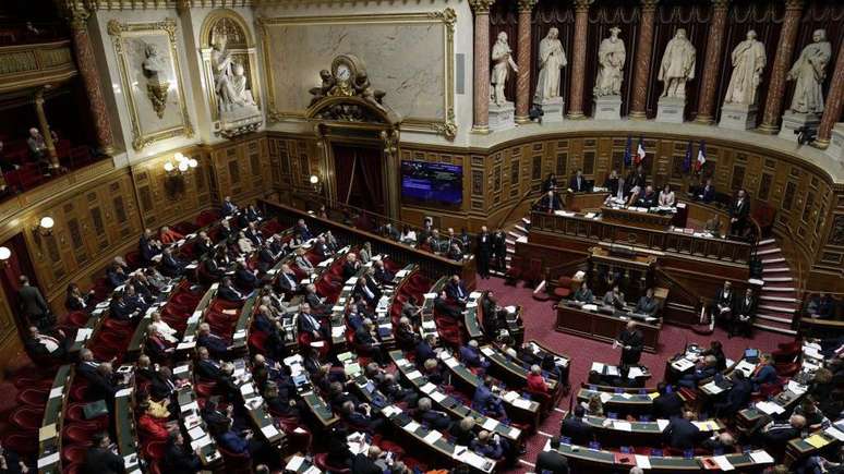 Em janeiro, o Parlamento francês iniciou as discussões sobre a emenda constitucional