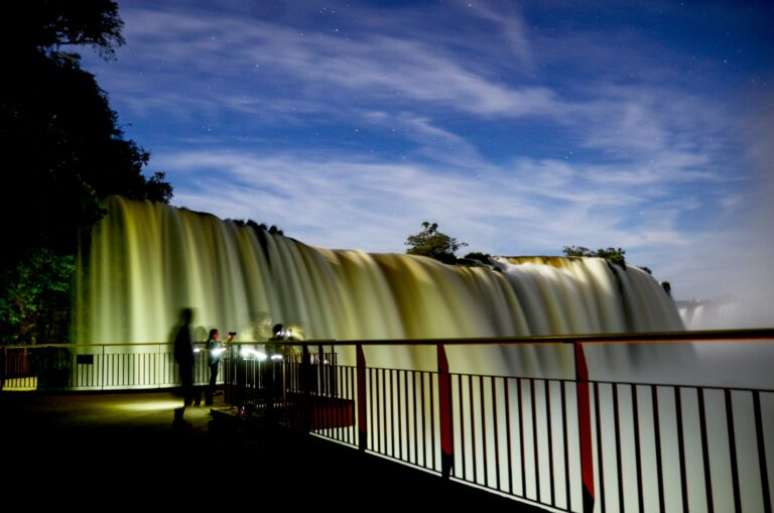 Visitantes são guiados até os principais mirantes do parque, no Espaço Naipi