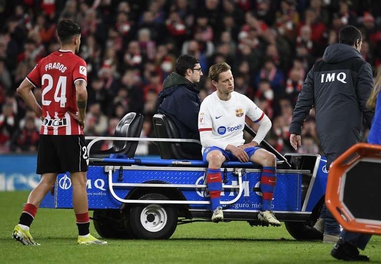 Frenkie de Jong deixa o campo após sofrer lesão no tornozelo direito 