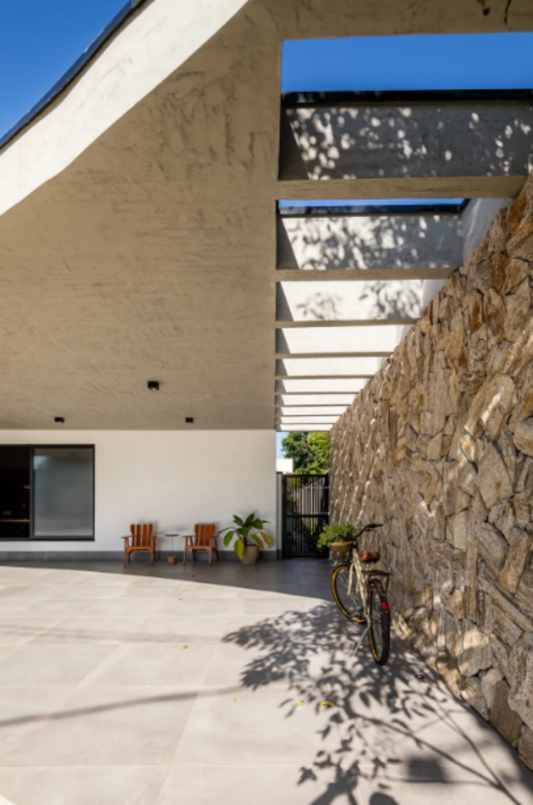 4. Pergolado de concreto é recomendado para corredores e varandas – Projeto: Pietro Terlizzi | Foto: Guilherme Pucci/CASACOR