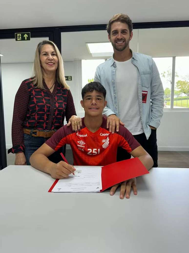 Bruninho assinou contrato de formação com o Athletico-PR nesta quinta-feira.