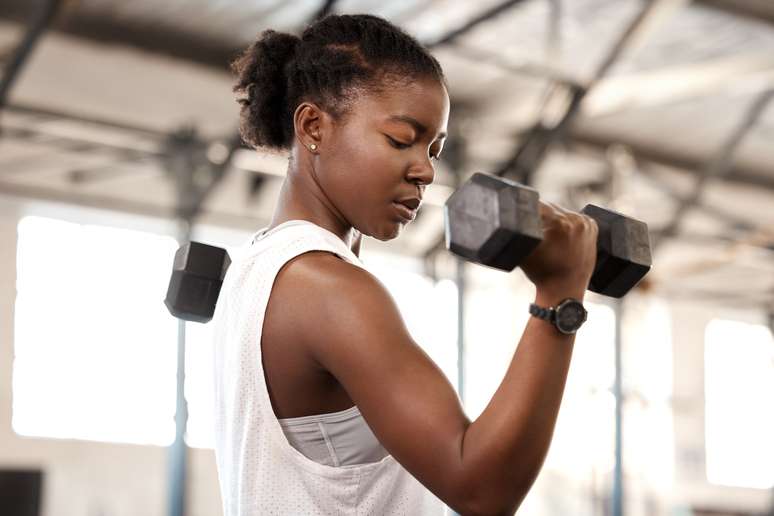 Treino de bíceps e tríceps: veja os melhores exercícios para fazer na  academia