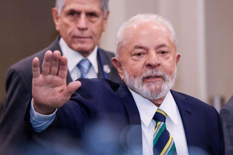Lula com a m&atilde;o direita levantada