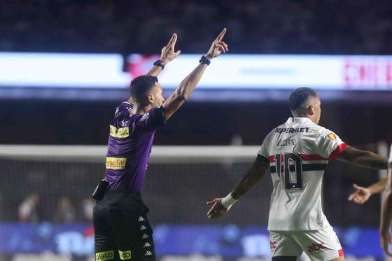 São Paulo e Palmeiras empataram no MorumBis com polêmicas na arbitragem.