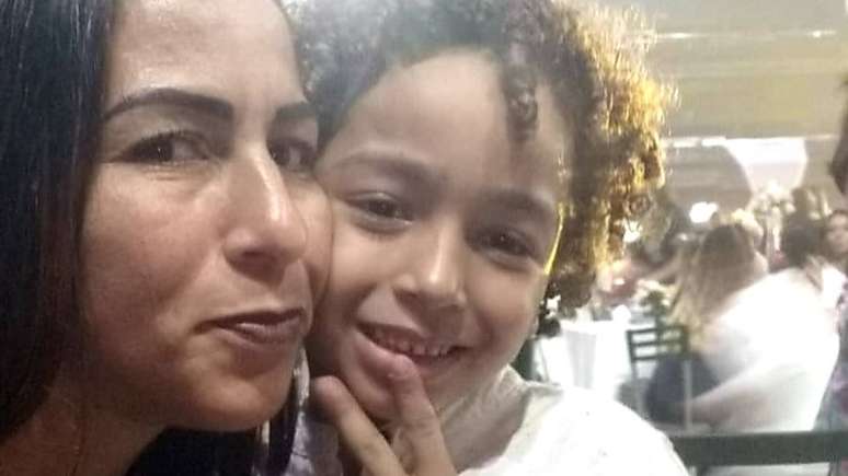 'Deus sabe que você não se afogou', desabafa mãe de Edson Davi, desaparecido há 2 meses no Rio de Janeiro.