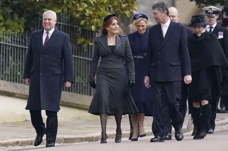 Príncipe Andrew caminha à frente do grupo chamado de time de reserva da monarquia britânica