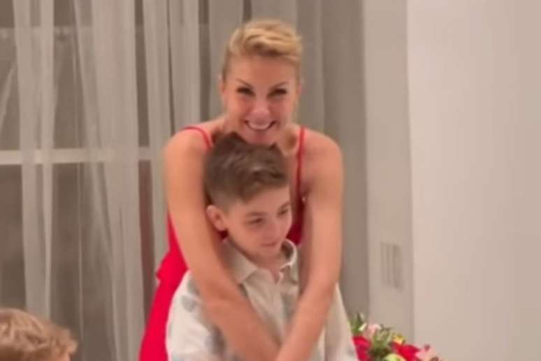 Ana Hickmann comemorou aniversário ao lado do filho e de familiares