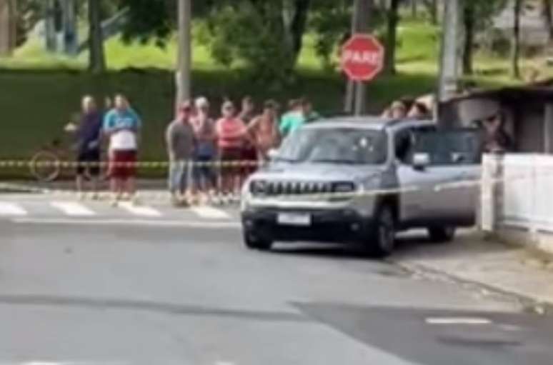 Homem foi morto em frente a escola em Indaial (SC)