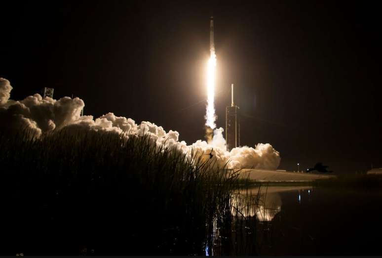 Foguete SpaceX Falcon 9 transportando a espaçonave Dragon é lançado na missão SpaceX Crew-8 da Nasa para a Estação Espacial Internacional