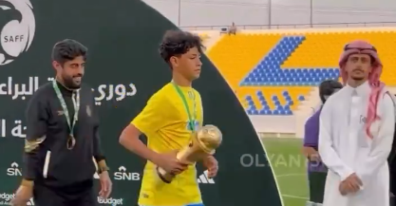 Cristiano Ronaldo Jr. levantando o troféu após vencer o campeonato com a equipe sub-13 do Al Nassr