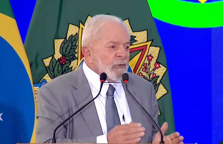 Lula durante assinatura do projeto de lei que regulamenta motoristas por app