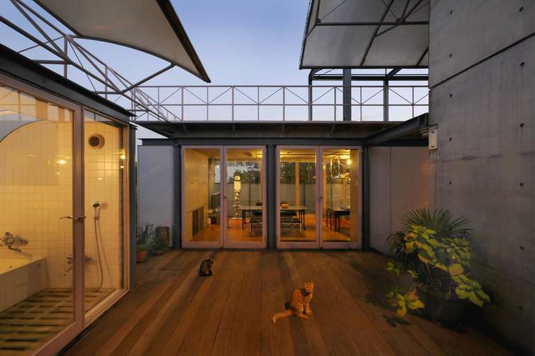 Yokohama, Japão, 1986: a própria casa de Yamamoto foi projetada para invocar a interação com os vizinhos a partir de terraços e telhados.