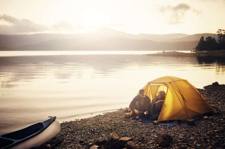 Acampar é uma boa alternativa às hospedagens tradicionais em destinos de praia e aventura