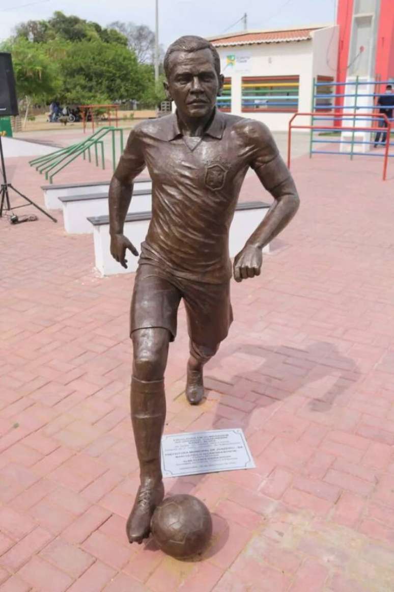 O monumento foi produzido pelo artista pl&aacute;stico Leo Santana e exibe Daniel Alves em tamanho real com a camisa da sele&ccedil;&atilde;o brasileira e uma bola de futebol nos p&eacute;s
